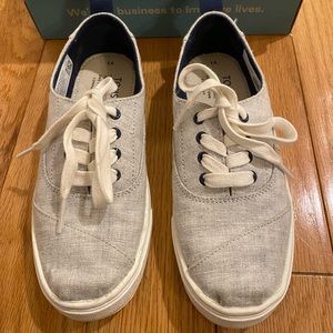 Toms, boys light grey shoe